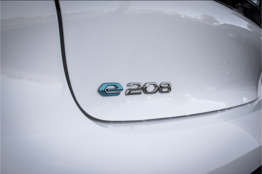 Peugeot e-208 EV Allure 50 kWh ** Camera ** Stoelverwarming ** Rijbereik tot 340km (WLTP)
