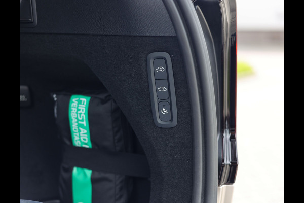 Volvo XC90 T8 AWD Ultra Dark | Direct rijden - Luchtvering - Trekhaak - Bowers&Wilkins