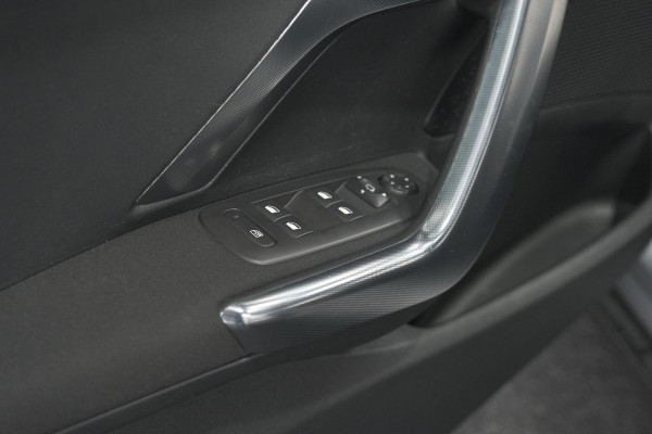Peugeot 2008 PureTech 110 Allure | Trekhaak | Apple Carplay | Parkeersensoren | Navigatie
