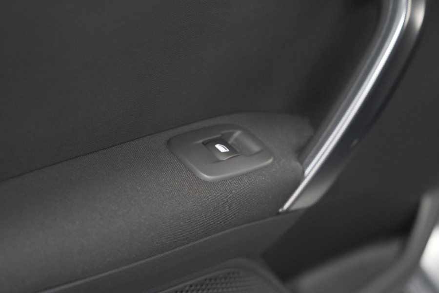 Peugeot 2008 PureTech 110 Allure | Trekhaak | Apple Carplay | Parkeersensoren | Navigatie