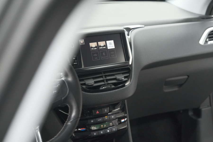 Peugeot 2008 PureTech 110 Allure | Trekhaak | Apple Carplay | Parkeersensoren | Navigatie