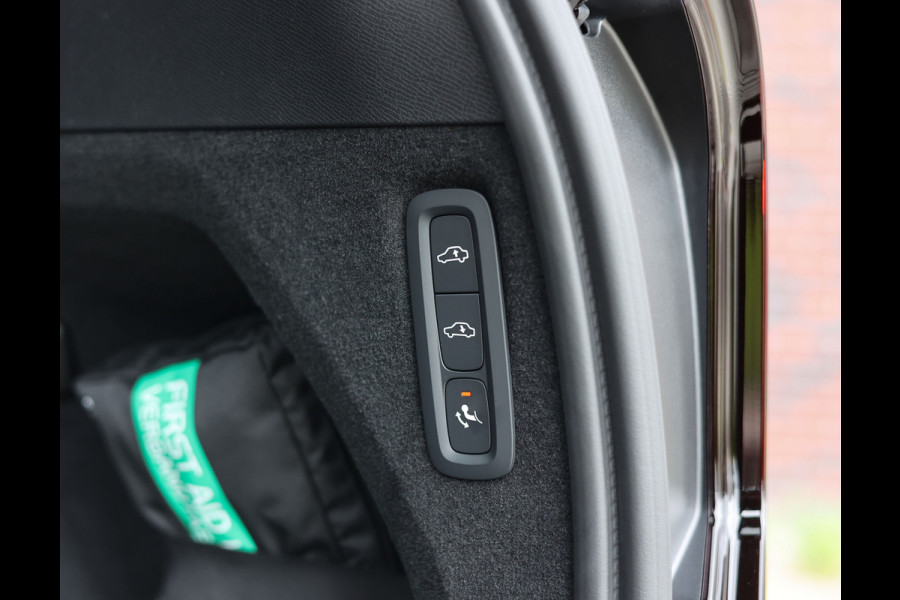 Volvo XC90 T8 AWD Ultra Dark | Direct beschikbaar - luchtvering - trekhaak
