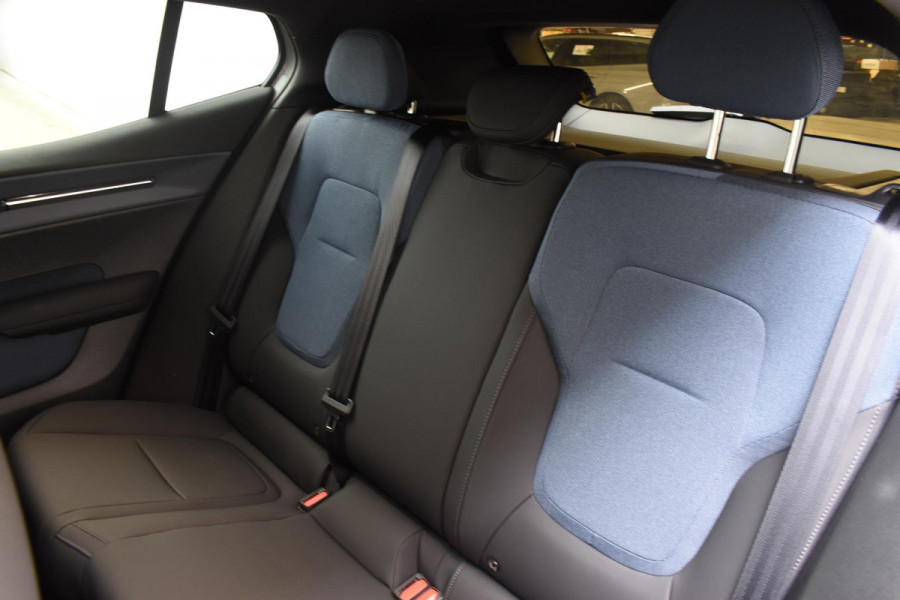 Volvo EX30 272PK Ext. Range Core / Adaptieve Cruise Control/ Climate Pack / Extra getint glas / Dodehoek Detectie / Parkeersensoren/ Achteruitrijcamera/ Warmtepomp/ Google Services/