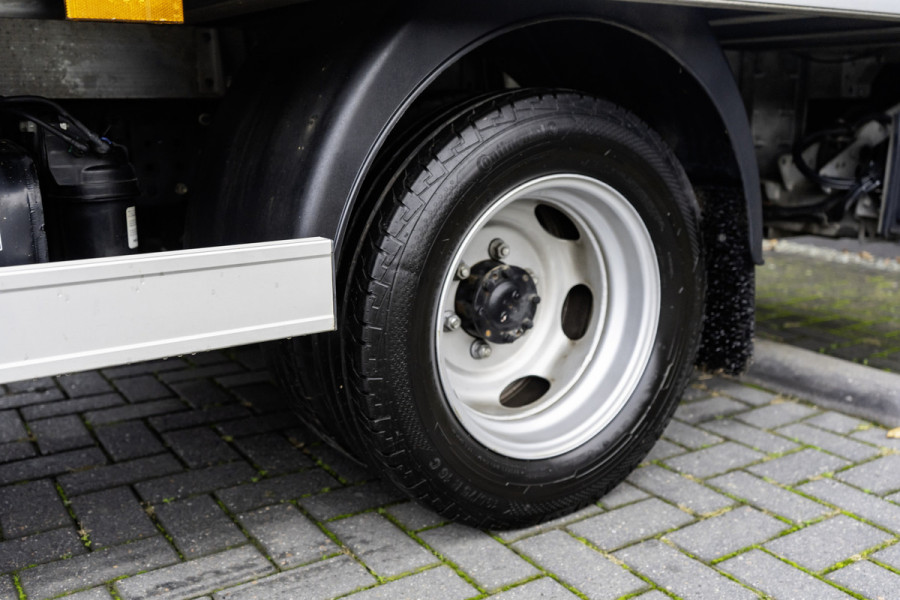 FUSO Canter 3C15 | Bakwagen met laadklep | Automaat | 1000KG Laadklep | Airco