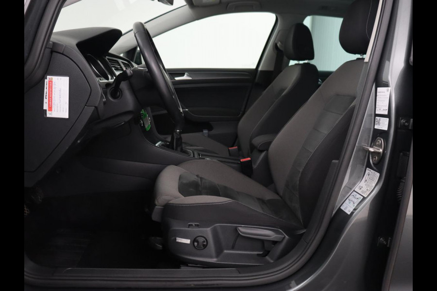 Volkswagen Golf 1.0 TSI Comfortline Business | Panoramadak | Trekhaak | Stoelverwarming | Full LED | Camera | Park Assist | Carplay | Navigatie | Adaptive cruise | DAB | Massage | Climate control