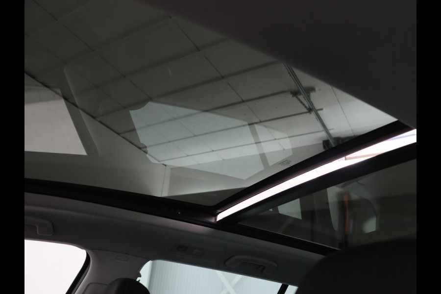 Volkswagen Golf 1.0 TSI Comfortline Business | Panoramadak | Trekhaak | Stoelverwarming | Full LED | Camera | Park Assist | Carplay | Navigatie | Adaptive cruise | DAB | Massage | Climate control