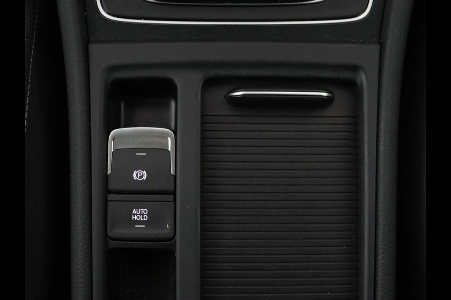 Volkswagen Golf 1.0 TSI Comfortline Business | Panoramadak | Trekhaak | Stoelverwarming | Full LED | Camera | Park Assist | Carplay | Navigatie | Adaptive cruise | DAB | Massage | Climate control