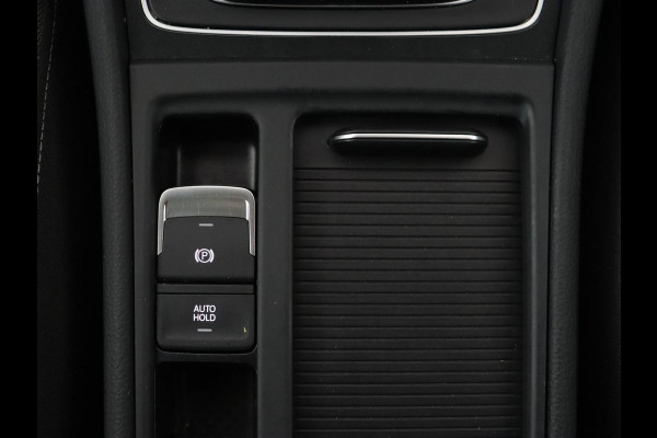 Volkswagen Golf 1.0 TSI Comfortline Business | Panoramadak | Trekhaak | Stoelverwarming | Full LED | Camera | Park Assist | Carplay | Navigatie | Adaptive cruise | DAB | Massage | Climate control