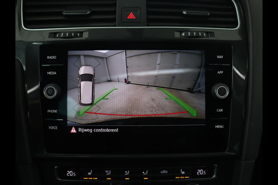 Volkswagen Golf 1.0 TSI Comfortline Business | Panoramadak | Trekhaak | Stoelverwarming | Full LED | Camera | Park Assist | Carplay | Navigatie | Adaptive cruise | DAB | Massage | Climate control