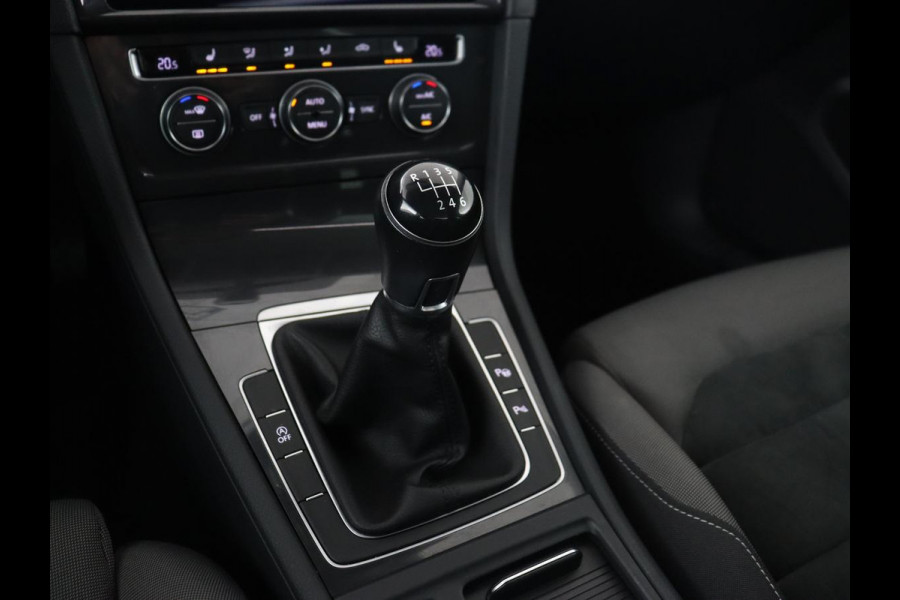 Volkswagen Golf 1.0 TSI Comfortline Business | Panoramadak | Trekhaak | Stoelverwarming | Full LED | Camera | Park Assist | Carplay | Navigatie | Adaptive cruise | DAB | Massage | Climate control