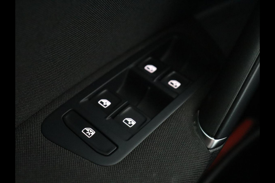 Volkswagen Golf 1.0 TSI Comfortline Business | Panoramadak | Trekhaak | Stoelverwarming | Full LED | Camera | Park Assist | Carplay | Navigatie | Adaptive cruise | DAB | Massage | Climate control