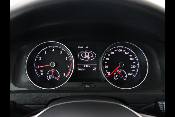 Volkswagen Golf 1.0 TSI Comfortline Business | Panoramadak | Trekhaak | Stoelverwarming | Full LED | Camera | Park Assist | Carplay | Navigatie | Adaptive cruise | DAB | Massage | Climate control