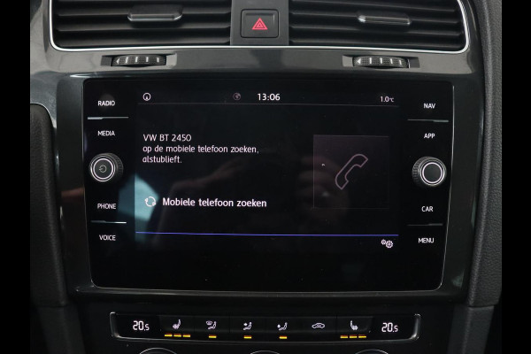 Volkswagen Golf 1.0 TSI Comfortline Business | Panoramadak | Trekhaak | Stoelverwarming | Full LED | Camera | Park Assist | Carplay | Navigatie | Adaptive cruise | DAB | Massage | Climate control