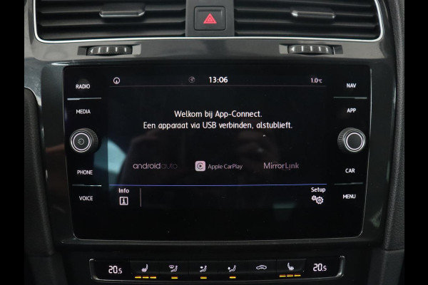Volkswagen Golf 1.0 TSI Comfortline Business | Panoramadak | Trekhaak | Stoelverwarming | Full LED | Camera | Park Assist | Carplay | Navigatie | Adaptive cruise | DAB | Massage | Climate control