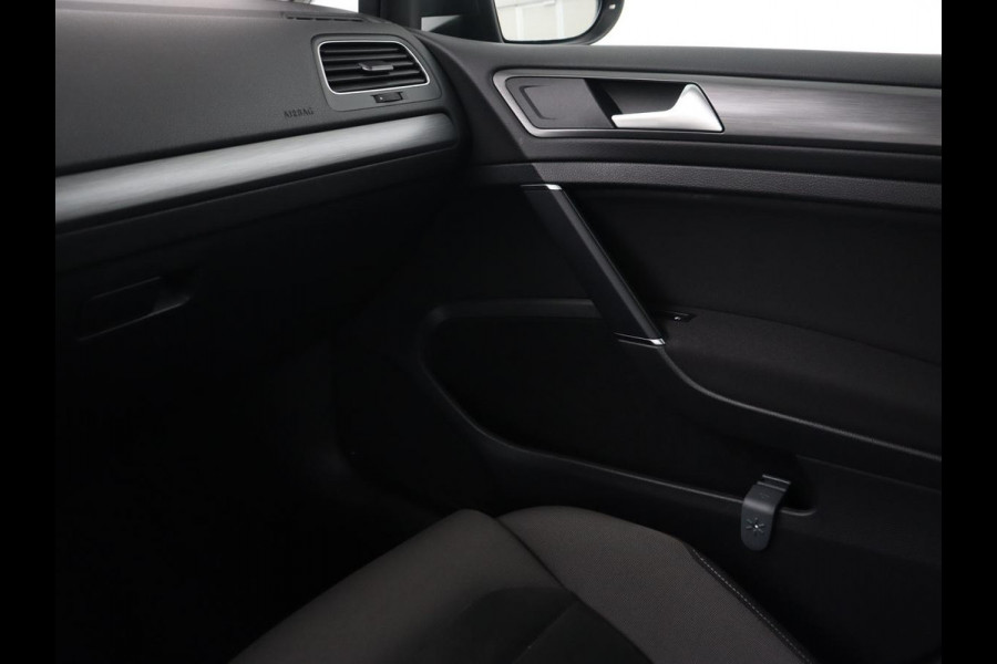 Volkswagen Golf 1.0 TSI Comfortline Business | Panoramadak | Trekhaak | Stoelverwarming | Full LED | Camera | Park Assist | Carplay | Navigatie | Adaptive cruise | DAB | Massage | Climate control