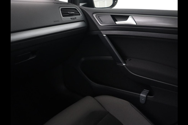 Volkswagen Golf 1.0 TSI Comfortline Business | Panoramadak | Trekhaak | Stoelverwarming | Full LED | Camera | Park Assist | Carplay | Navigatie | Adaptive cruise | DAB | Massage | Climate control