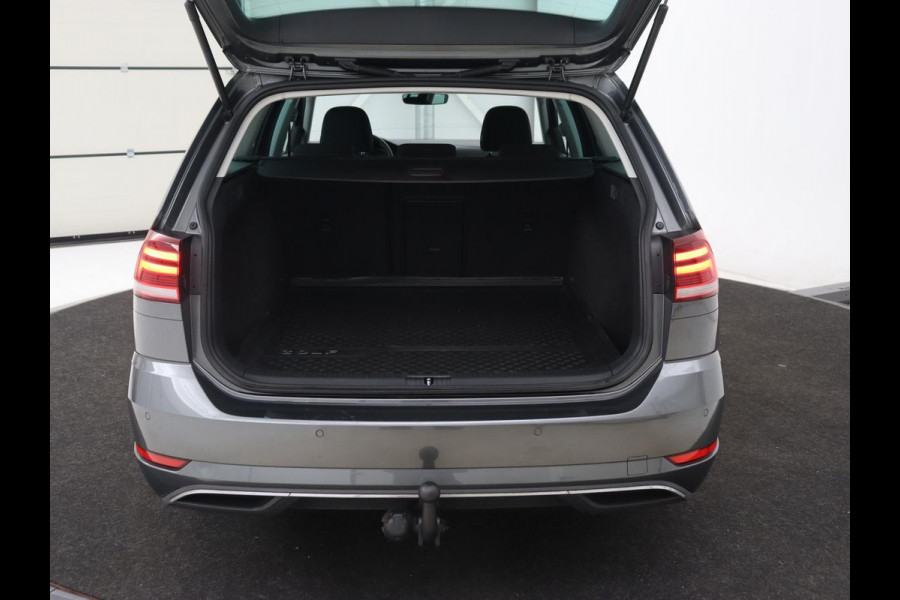 Volkswagen Golf 1.0 TSI Comfortline Business | Panoramadak | Trekhaak | Stoelverwarming | Full LED | Camera | Park Assist | Carplay | Navigatie | Adaptive cruise | DAB | Massage | Climate control