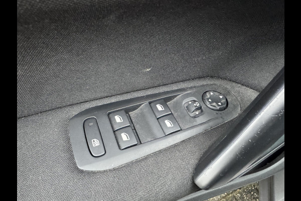 Peugeot 308 1.2 PureTech Blue Lion | Panoramadak | Navigatie | Lichtmetalen Velgen | Parkeersensoren |