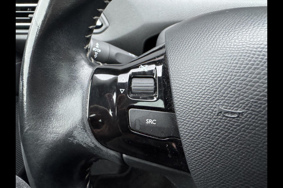 Peugeot 308 1.2 PureTech Blue Lion | Panoramadak | Navigatie | Lichtmetalen Velgen | Parkeersensoren |