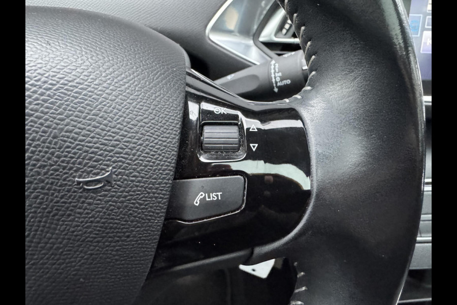 Peugeot 308 1.2 PureTech Blue Lion | Panoramadak | Navigatie | Lichtmetalen Velgen | Parkeersensoren |