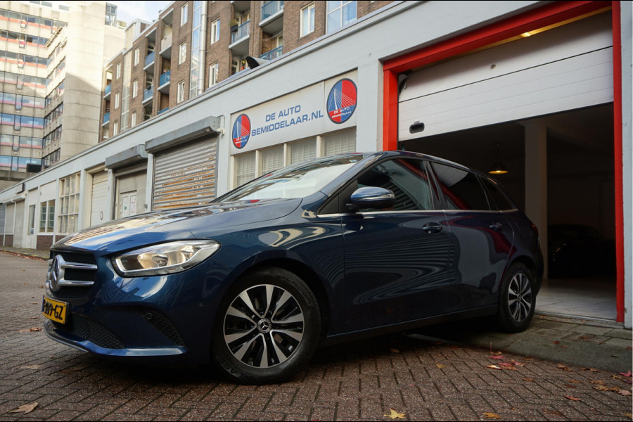 Mercedes-Benz B-Klasse 180 Business Solution Aut7 Night | NAP | Rijkelijk uitgevoerd | Apple Carplay | Camera | Parkeer assistent | Sportinterieur | Cruise + Lane | Sportvelgen | etc