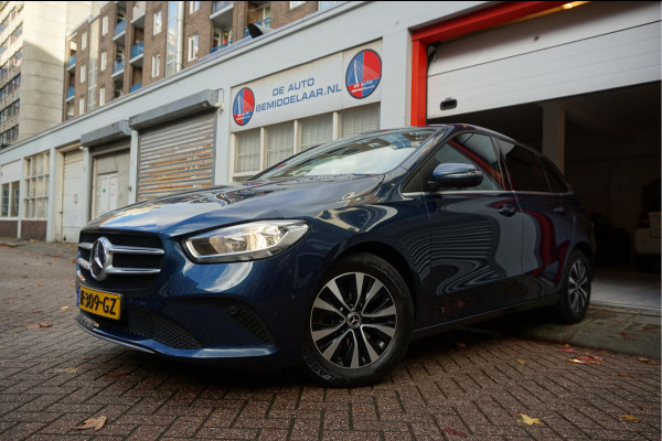 Mercedes-Benz B-Klasse 180 Business Solution Aut7 Night | NAP | Rijkelijk uitgevoerd | Apple Carplay | Camera | Parkeer assistent | Sportinterieur | Cruise + Lane | Sportvelgen | etc