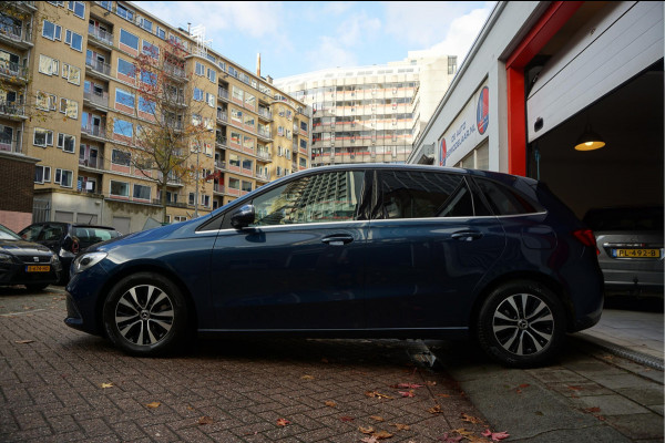 Mercedes-Benz B-Klasse 180 Business Solution Aut7 Night | NAP | Rijkelijk uitgevoerd | Apple Carplay | Camera | Parkeer assistent | Sportinterieur | Cruise + Lane | Sportvelgen | etc