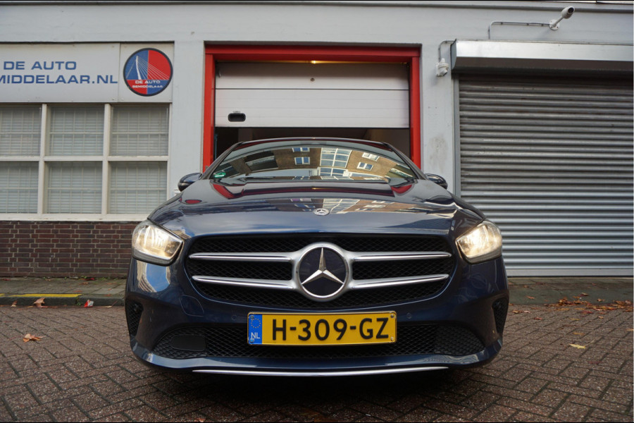 Mercedes-Benz B-Klasse 180 Business Solution Aut7 Night | NAP | Rijkelijk uitgevoerd | Apple Carplay | Camera | Parkeer assistent | Sportinterieur | Cruise + Lane | Sportvelgen | etc