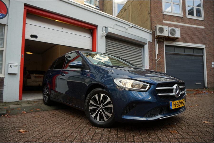 Mercedes-Benz B-Klasse 180 Business Solution Aut7 Night | NAP | Rijkelijk uitgevoerd | Apple Carplay | Camera | Parkeer assistent | Sportinterieur | Cruise + Lane | Sportvelgen | etc
