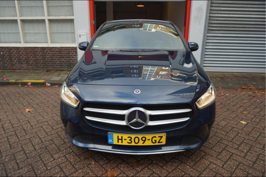 Mercedes-Benz B-Klasse 180 Business Solution Aut7 Night | NAP | Rijkelijk uitgevoerd | Apple Carplay | Camera | Parkeer assistent | Sportinterieur | Cruise + Lane | Sportvelgen | etc