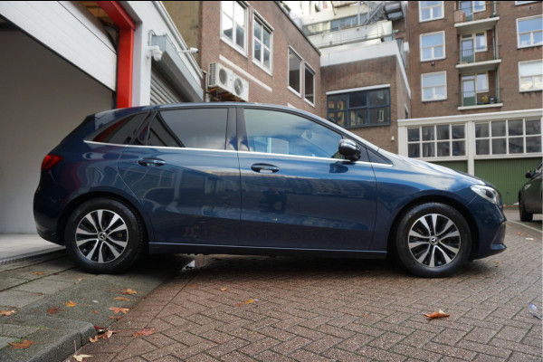 Mercedes-Benz B-Klasse 180 Business Solution Aut7 Night | NAP | Rijkelijk uitgevoerd | Apple Carplay | Camera | Parkeer assistent | Sportinterieur | Cruise + Lane | Sportvelgen | etc