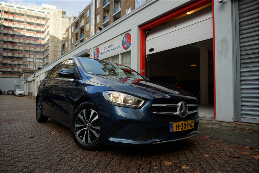 Mercedes-Benz B-Klasse 180 Business Solution Aut7 Night | NAP | Rijkelijk uitgevoerd | Apple Carplay | Camera | Parkeer assistent | Sportinterieur | Cruise + Lane | Sportvelgen | etc