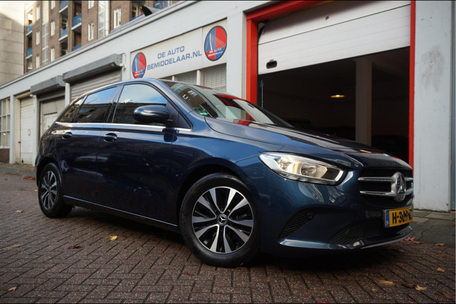 Mercedes-Benz B-Klasse 180 Business Solution Aut7 Night | NAP | Rijkelijk uitgevoerd | Apple Carplay | Camera | Parkeer assistent | Sportinterieur | Cruise + Lane | Sportvelgen | etc