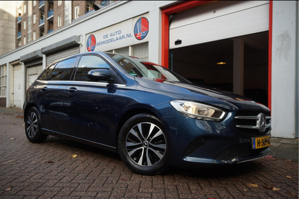 Mercedes-Benz B-Klasse 180 Business Solution Aut7 Night | NAP | Rijkelijk uitgevoerd | Apple Carplay | Camera | Parkeer assistent | Sportinterieur | Cruise + Lane | Sportvelgen | etc