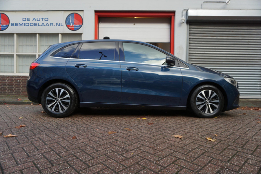 Mercedes-Benz B-Klasse 180 Business Solution Aut7 Night | NAP | Rijkelijk uitgevoerd | Apple Carplay | Camera | Parkeer assistent | Sportinterieur | Cruise + Lane | Sportvelgen | etc