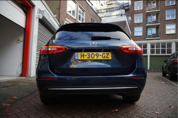 Mercedes-Benz B-Klasse 180 Business Solution Aut7 Night | NAP | Rijkelijk uitgevoerd | Apple Carplay | Camera | Parkeer assistent | Sportinterieur | Cruise + Lane | Sportvelgen | etc