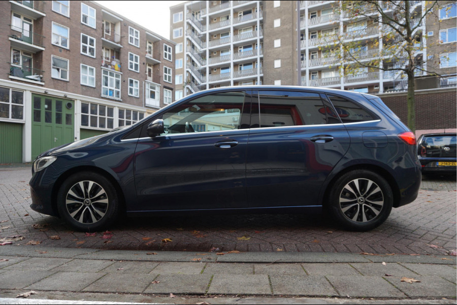 Mercedes-Benz B-Klasse 180 Business Solution Aut7 Night | NAP | Rijkelijk uitgevoerd | Apple Carplay | Camera | Parkeer assistent | Sportinterieur | Cruise + Lane | Sportvelgen | etc