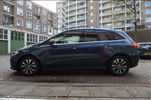 Mercedes-Benz B-Klasse 180 Business Solution Aut7 Night | NAP | Rijkelijk uitgevoerd | Apple Carplay | Camera | Parkeer assistent | Sportinterieur | Cruise + Lane | Sportvelgen | etc