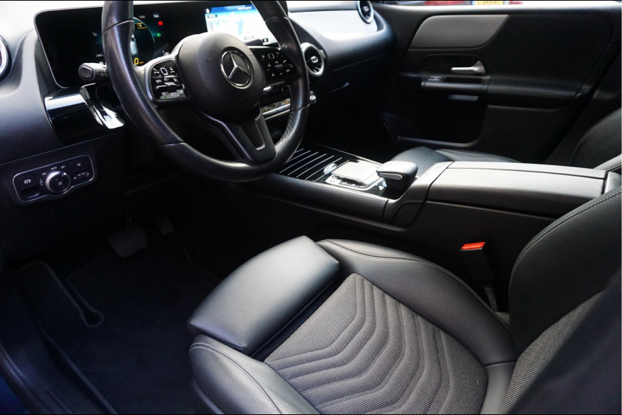 Mercedes-Benz B-Klasse 180 Business Solution Aut7 Night | NAP | Rijkelijk uitgevoerd | Apple Carplay | Camera | Parkeer assistent | Sportinterieur | Cruise + Lane | Sportvelgen | etc