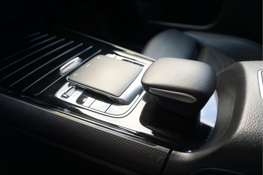 Mercedes-Benz B-Klasse 180 Business Solution Aut7 Night | NAP | Rijkelijk uitgevoerd | Apple Carplay | Camera | Parkeer assistent | Sportinterieur | Cruise + Lane | Sportvelgen | etc