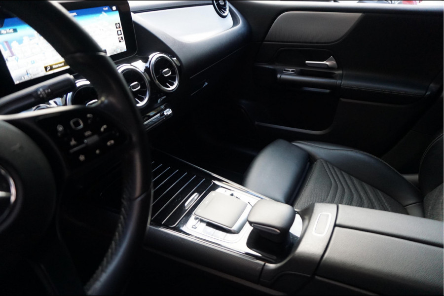 Mercedes-Benz B-Klasse 180 Business Solution Aut7 Night | NAP | Rijkelijk uitgevoerd | Apple Carplay | Camera | Parkeer assistent | Sportinterieur | Cruise + Lane | Sportvelgen | etc