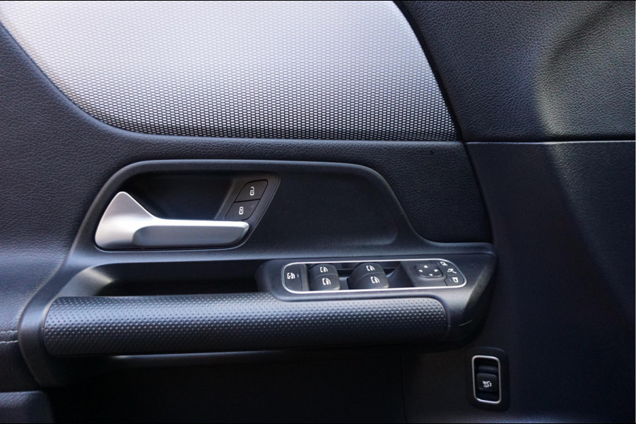 Mercedes-Benz B-Klasse 180 Business Solution Aut7 Night | NAP | Rijkelijk uitgevoerd | Apple Carplay | Camera | Parkeer assistent | Sportinterieur | Cruise + Lane | Sportvelgen | etc
