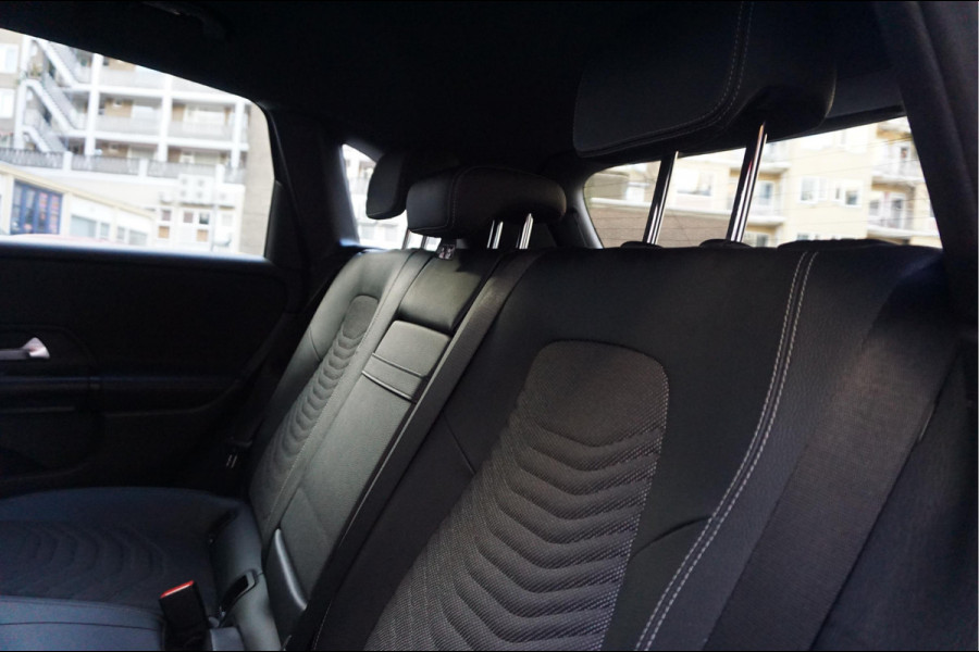 Mercedes-Benz B-Klasse 180 Business Solution Aut7 Night | NAP | Rijkelijk uitgevoerd | Apple Carplay | Camera | Parkeer assistent | Sportinterieur | Cruise + Lane | Sportvelgen | etc
