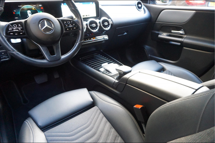 Mercedes-Benz B-Klasse 180 Business Solution Aut7 Night | NAP | Rijkelijk uitgevoerd | Apple Carplay | Camera | Parkeer assistent | Sportinterieur | Cruise + Lane | Sportvelgen | etc