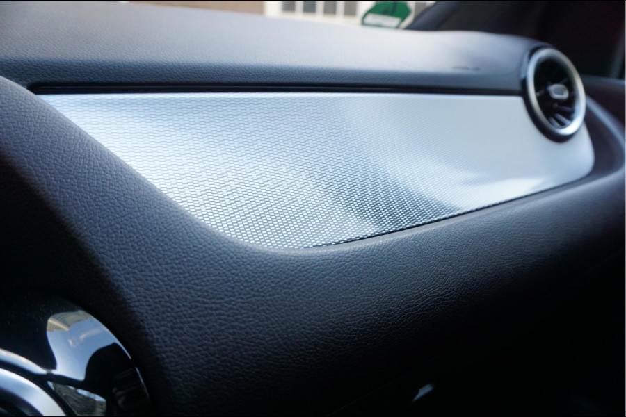 Mercedes-Benz B-Klasse 180 Business Solution Aut7 Night | NAP | Rijkelijk uitgevoerd | Apple Carplay | Camera | Parkeer assistent | Sportinterieur | Cruise + Lane | Sportvelgen | etc