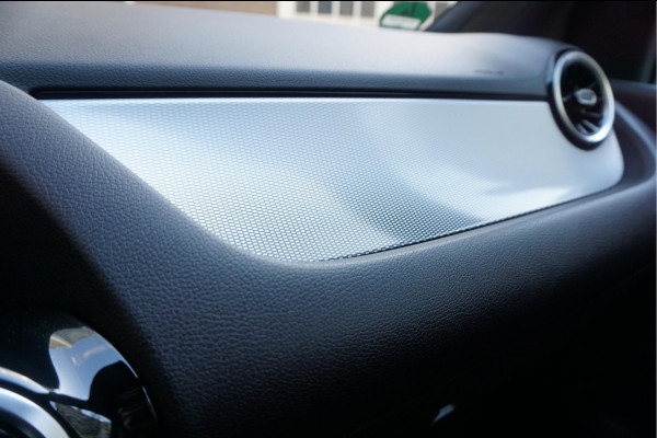 Mercedes-Benz B-Klasse 180 Business Solution Aut7 Night | NAP | Rijkelijk uitgevoerd | Apple Carplay | Camera | Parkeer assistent | Sportinterieur | Cruise + Lane | Sportvelgen | etc