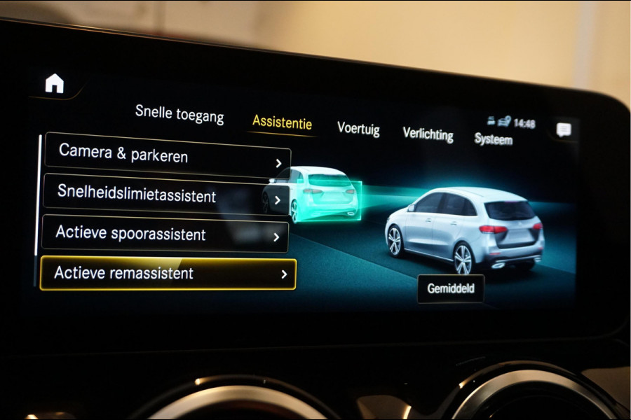 Mercedes-Benz B-Klasse 180 Business Solution Aut7 Night | NAP | Rijkelijk uitgevoerd | Apple Carplay | Camera | Parkeer assistent | Sportinterieur | Cruise + Lane | Sportvelgen | etc