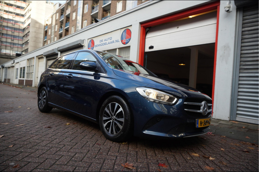 Mercedes-Benz B-Klasse 180 Business Solution Aut7 Night | NAP | Rijkelijk uitgevoerd | Apple Carplay | Camera | Parkeer assistent | Sportinterieur | Cruise + Lane | Sportvelgen | etc