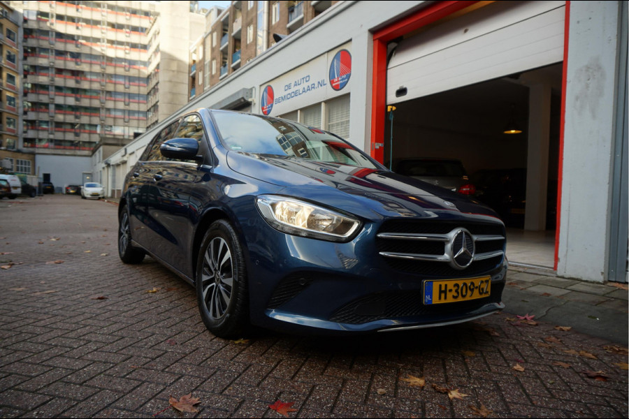 Mercedes-Benz B-Klasse 180 Business Solution Aut7 Night | NAP | Rijkelijk uitgevoerd | Apple Carplay | Camera | Parkeer assistent | Sportinterieur | Cruise + Lane | Sportvelgen | etc