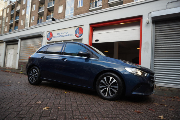 Mercedes-Benz B-Klasse 180 Business Solution Aut7 Night | NAP | Rijkelijk uitgevoerd | Apple Carplay | Camera | Parkeer assistent | Sportinterieur | Cruise + Lane | Sportvelgen | etc